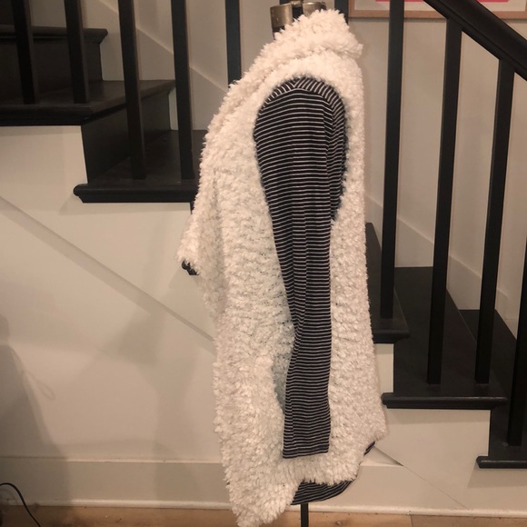 White Faux Fur “Eyelash Flyaway” Vest with Pockets NWT - Picture 6 of 16